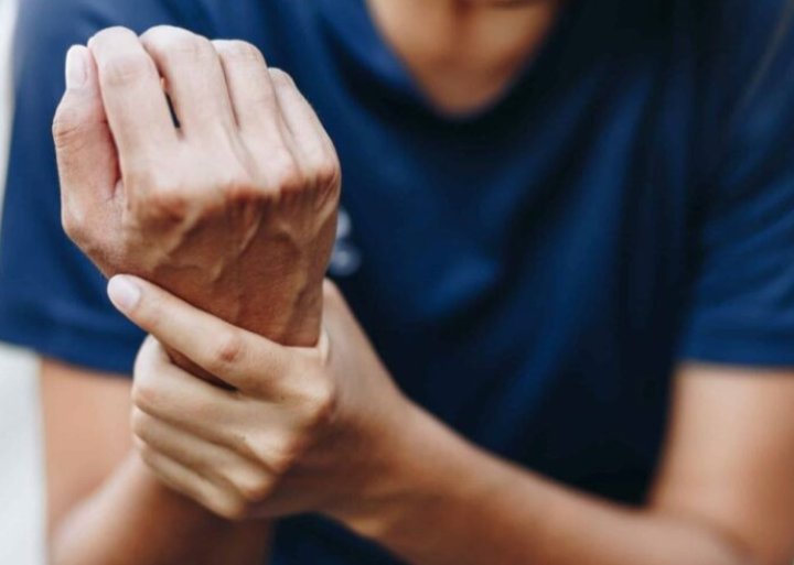 Lelaki sanggup potong jari sendiri kerana mahu berhenti kerja