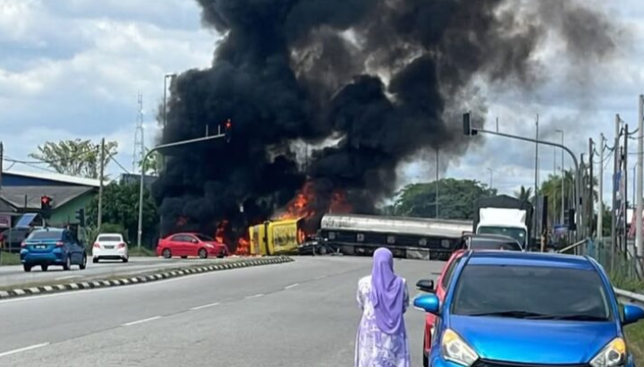 Lori tangki terbalik, terbakar halang jalan