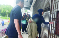 Tikam ibu saudara: Remaja mengaku tidak bersalah