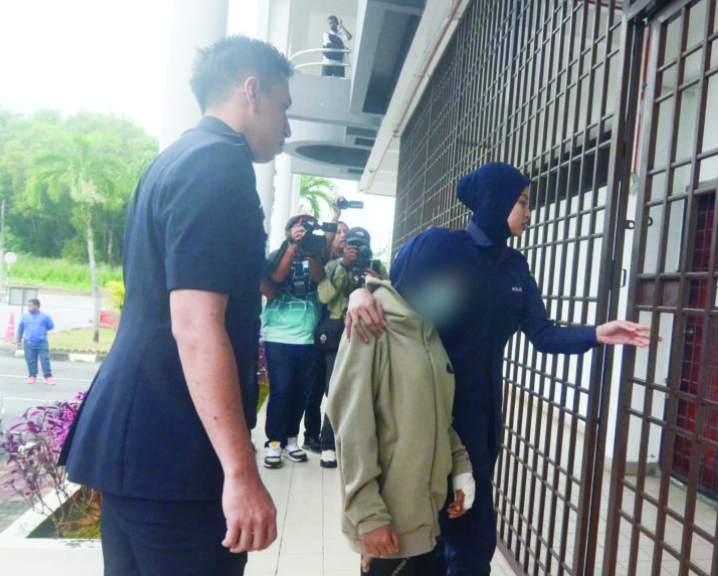 Tikam ibu saudara: Remaja mengaku tidak bersalah