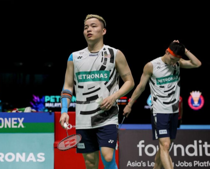 Aaron-Wooi Yik tersungkur, Vivian gantung raket