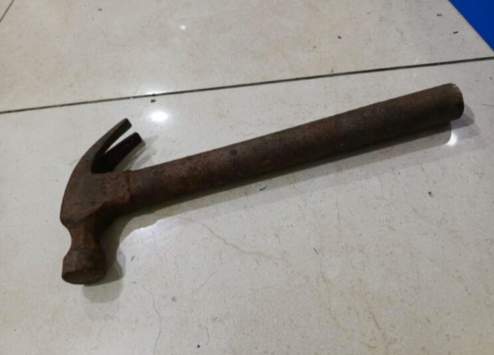 Lelaki dengar ‘bisikan’ lempar tukul besi ke balai polis