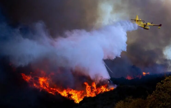 Pesawat pemadam kebakaran rempuh dron di Los Angeles