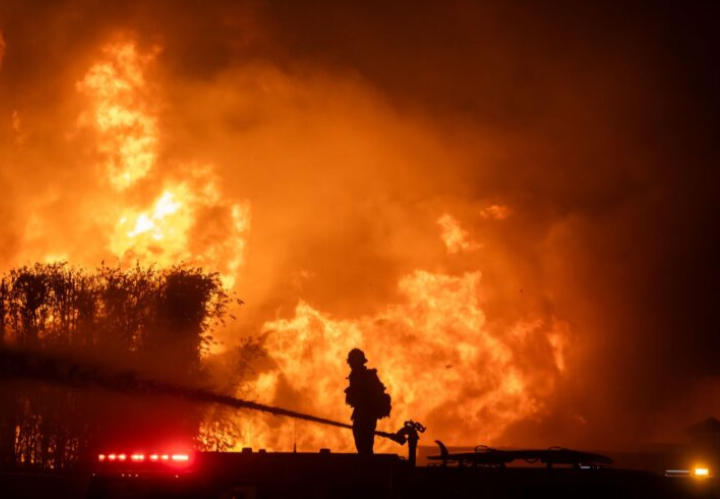 Api kian marak, angin kencang dijangka melanda Los Angeles