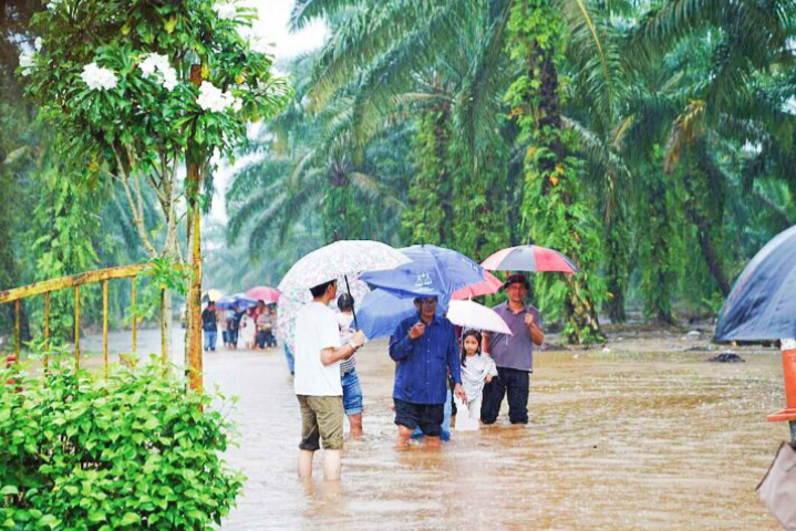 Majlis tunang tetap berlangsung, rombongan lelaki redah banjir