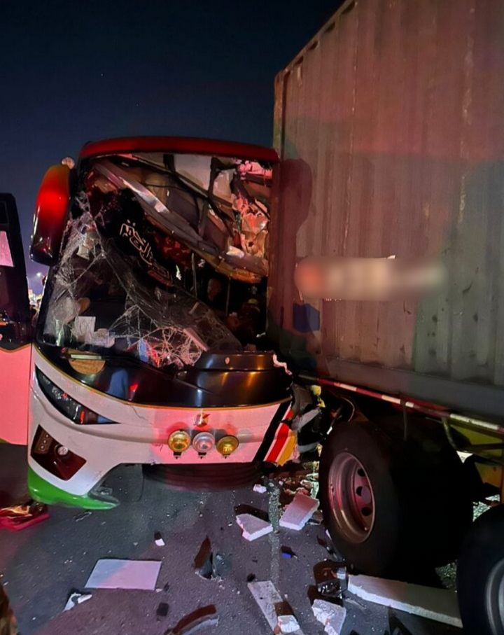 23 cedera bas persiaran langgar belakang treler