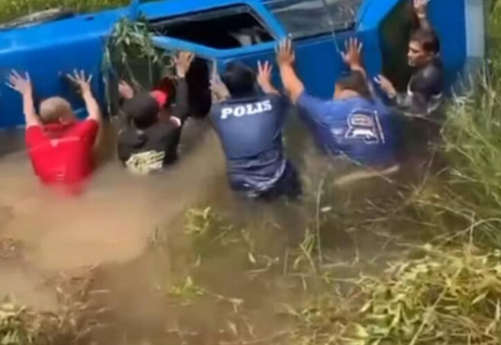 Kereta terbabas, pemandu lemas dalam parit