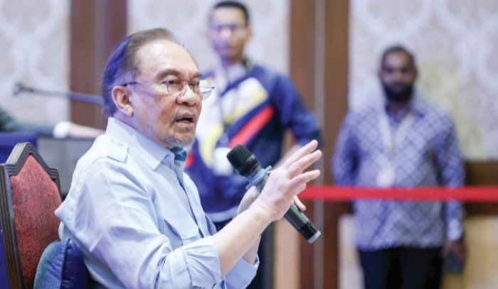 Rakyat Malaysia di luar negara perlu hak sama untuk mengundi – Anwar