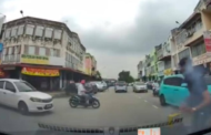 Padah bakar mercun di kereta pengguna jalan 