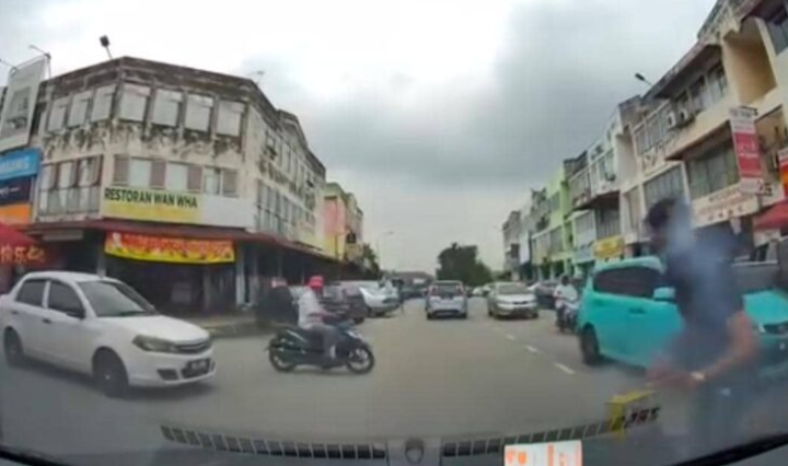 Padah bakar mercun di kereta pengguna jalan
