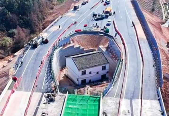 Akibat enggan pindah, rumah dikelilingi lebuh raya