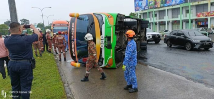 Bas persiaran terbalik di S'kan, pemandu parah, enam pelancong China cedera ringan