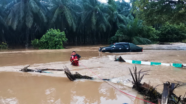 Bomba selamatkan 4 sekeluarga terperangkap dalam kereta di K'batangan