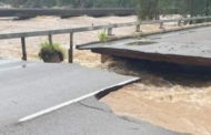 Jalan utama runtuh akibat banjir besar di Queensland