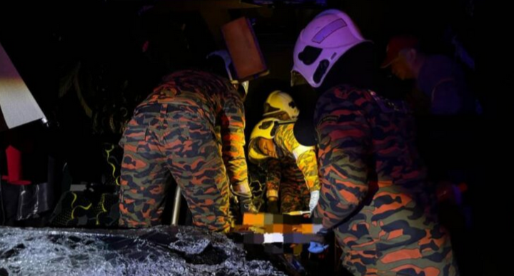 12 orang cedera, bas ekspres terlibat kemalangan dengan lori tangki