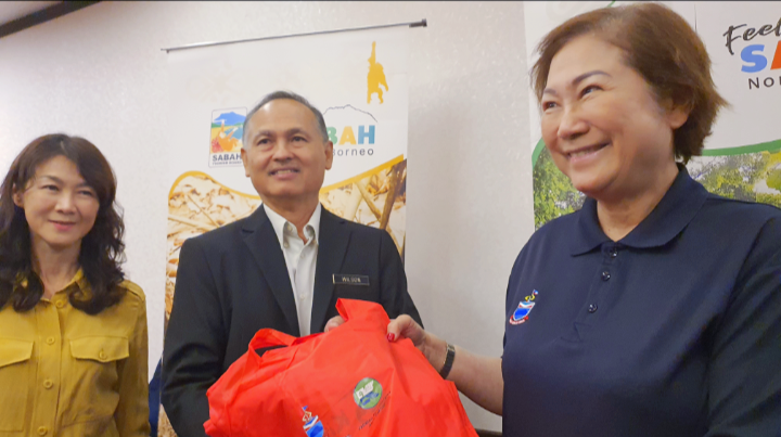 KePKAS distributes 1,000 reusable bags in S'kan, K'batangan