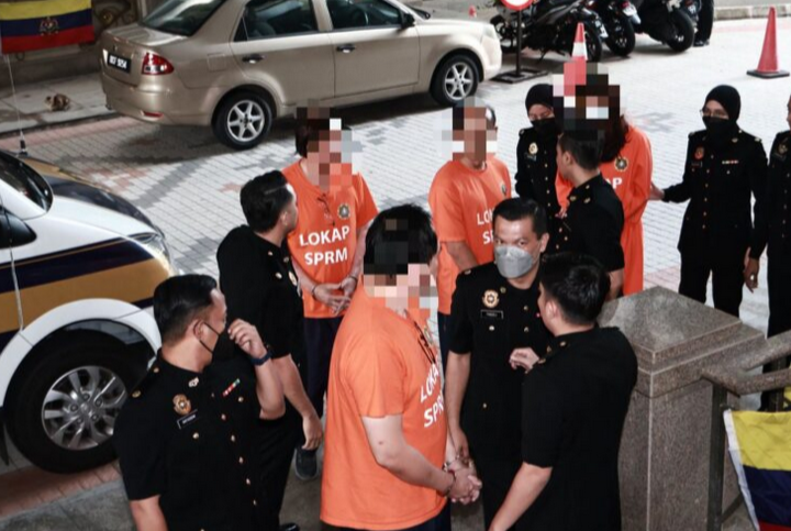 4 individu termasuk Datuk direman terlibat rasuah RM2.6 juta