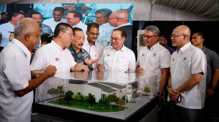 Bina perumahan rakyat di estet – PM