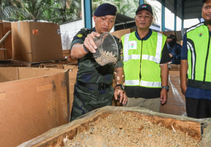 Polis serbu kilang e-waste haram, temui 50,000 kg beg berisi peluru, kelongsong