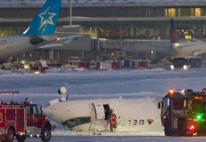 Pesawat Delta terbalik ketika mendarat, 18 cedera