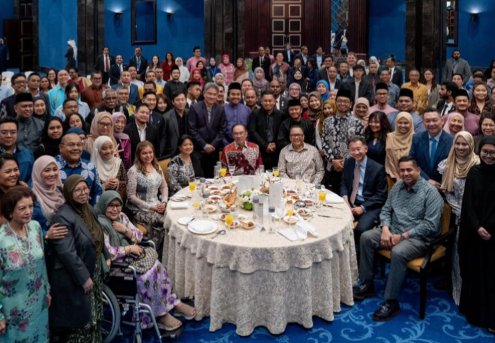 Anwar gesa rakyat Malaysia di luar negara berfikiran terbuka
