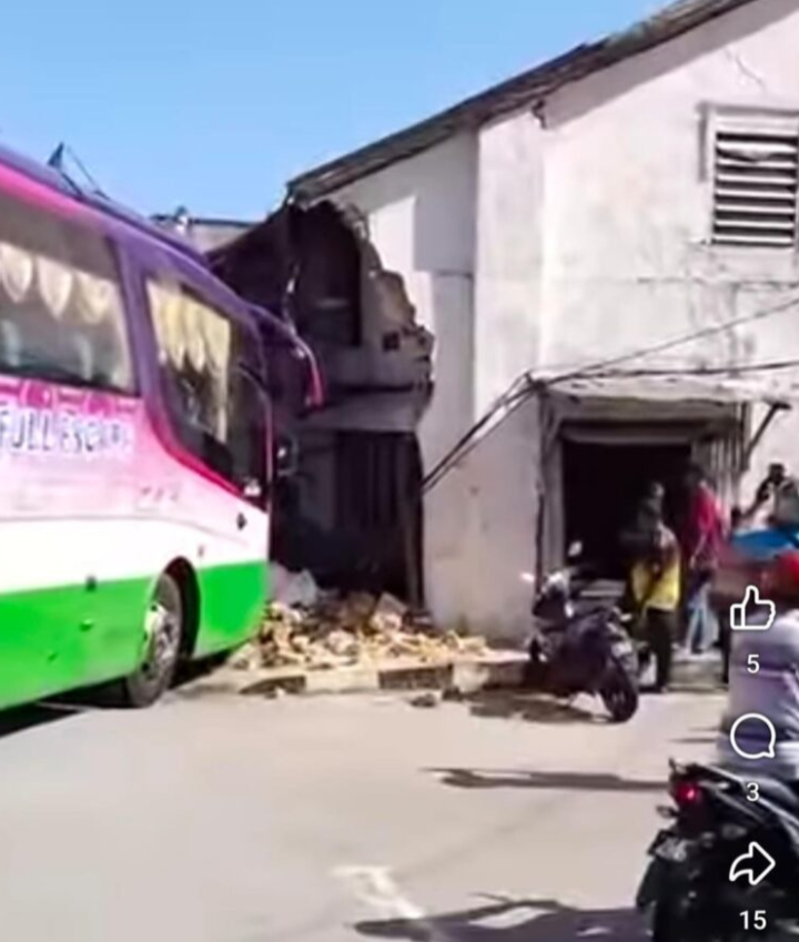 Wanita cedera terkena serpihan batu kedai dirempuh bas tanpa pemandu
