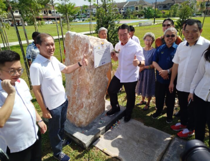 Uniform khas pesalah jalani hukuman buang sampah merata