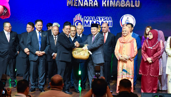 CIS sumbang kuih raya kepada pasukan keselamatan, petugas kesihatan