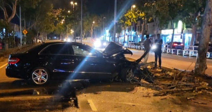Rempuh pokok selepas langgar lopak air