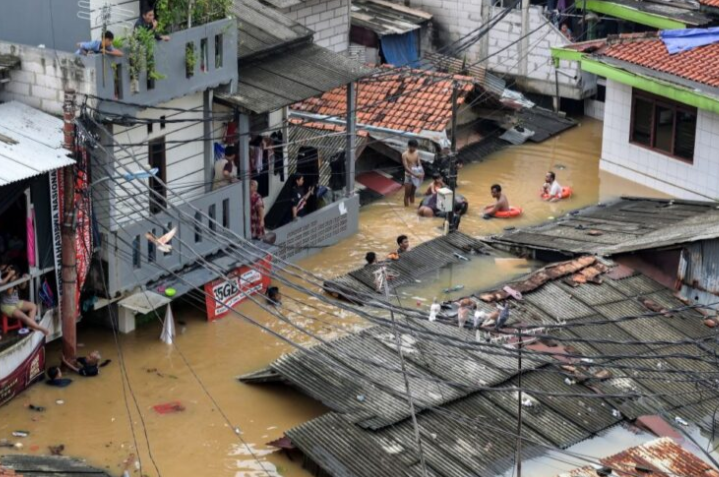 Banjir besar landa Jakarta, ribuan penduduk dipindahkan