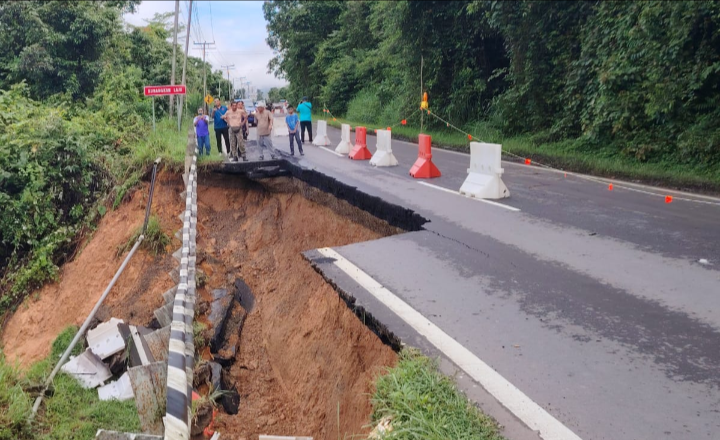 連續降雨引發土崩 根地咬丹南路封閉
