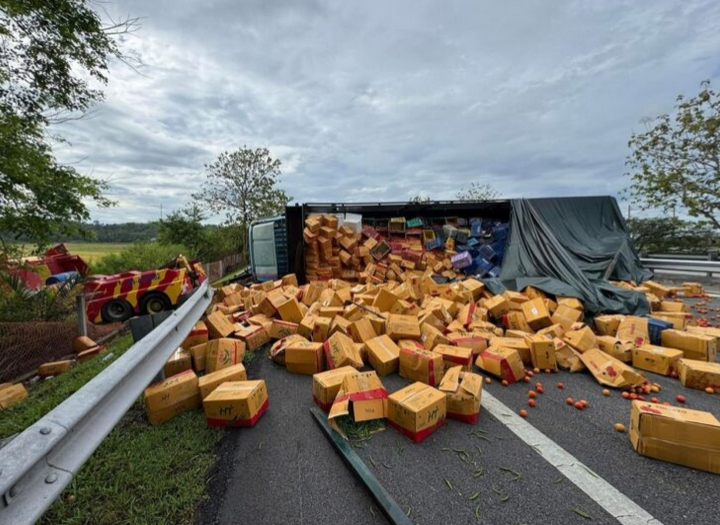Tomato, cili bertaburan atas lebuh raya, treler ditunda terbalik