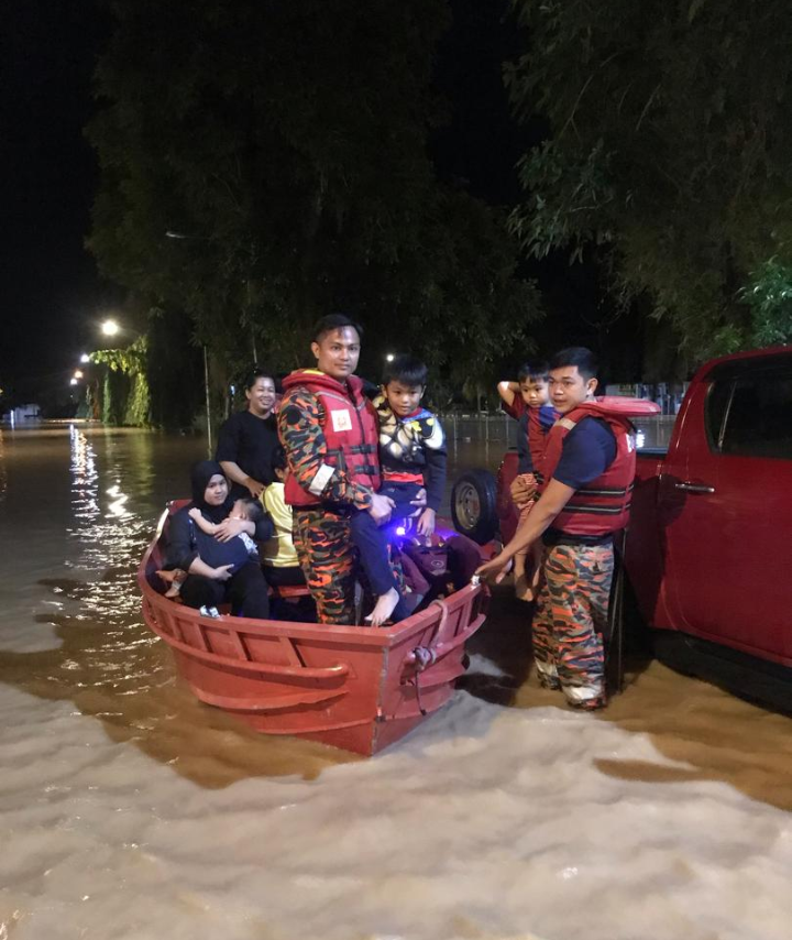 消防員助7災黎脫困