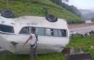 Seorang parah, tiga cedera van polis terbabas