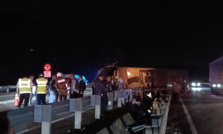 Enam cedera bas ekspres terbabas selepas pemandu pitam
