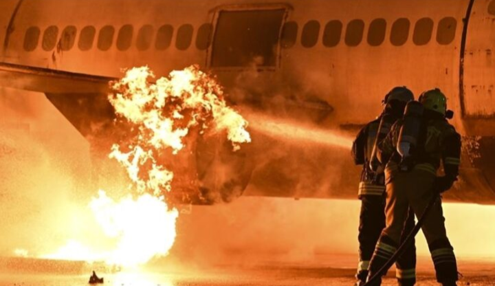 Pesawat American Airlines terbakar selepas mendarat di Denver