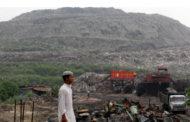 Gunung sampah hampir setinggi Taj Mahal