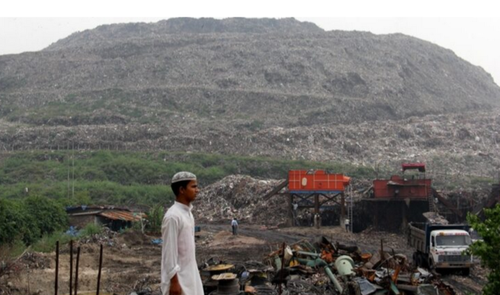 Gunung sampah hampir setinggi Taj Mahal