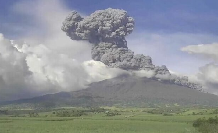 Penerbangan ke Bali dibatalkan akibat letusan Gunung Lewotobi