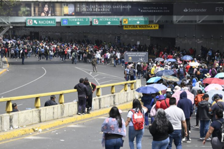 Guru buat protes di lapangan terbang, penumpang nyaris ditinggal pesawat