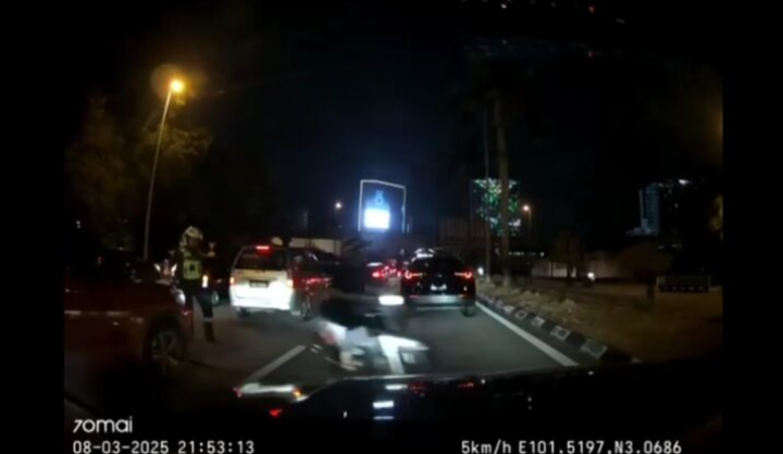 Elak sekatan jalan, remaja patah paha diseret Toyota Hilux