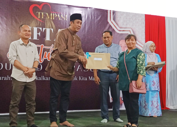Penantian 30 tahun berakhir, penduduk Tempasuk akhirnya terima geran tanah