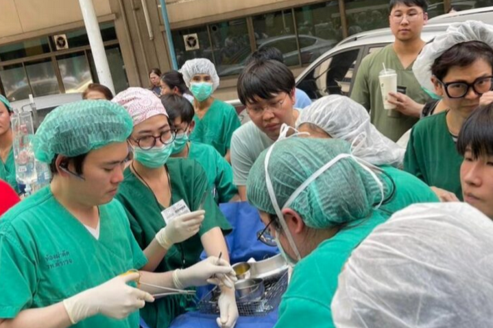 Gempa: Doktor sambung bedah pesakit di luar hospital