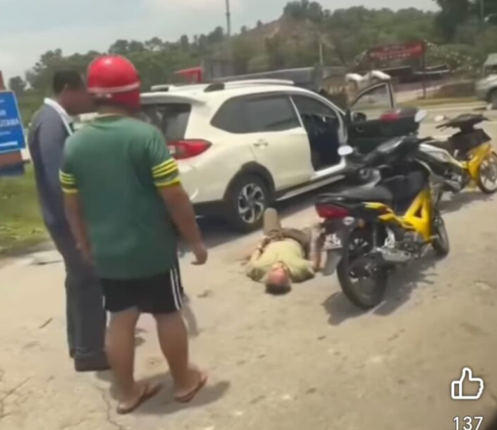 Pemuda pukul warga emas dengan topi keledar, ditahan polis