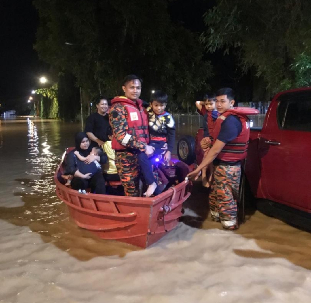 Bomba bantu pindah tujuh mangsa banjir ke PPS di B'fort