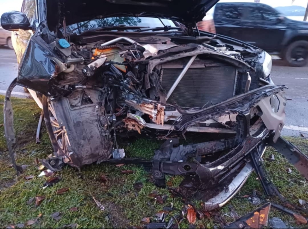 Lelaki nyaris maut kenderaan terbabas langgar pokok di KK
