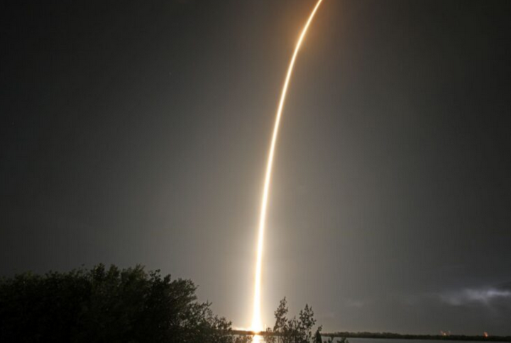 SpaceX lancar angkasawan pertama dalam orbit kutub bumi
