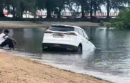 Kereta tersangkut pasir pantai, hampir ditenggelami air laut