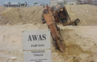 Gambar jengkaut separa terbenam bukan di lokasi kebakaran paip gas