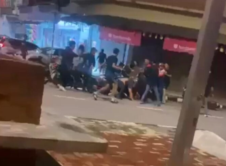 Sembilan lelaki merusuh guna pedang samurai ditahan